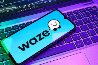 Prag, Çek Cumhuriyeti - 08 18 2025: Klavyede bir cep telefonu Waze logosu sergiler. Waze, gerçek zamanlı trafik ve rota planlaması için bir navigasyon uygulamasıdır..