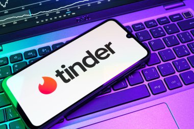 Prag, Çek Cumhuriyeti - 08 18 2025: Tinder logosu klavyede bir cep telefonunda görülüyor. Tinder insanları eşleştirmek ve bağlamak için bir randevu uygulaması.