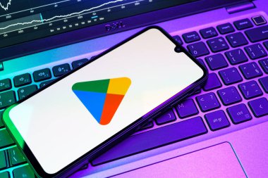 Prag, Çek Cumhuriyeti - 08 18 2025: Bir klavyede bir cep telefonu Google Play logosunu görüntüler. Google Play uygulamaları, oyunları ve dijital içeriği indirmek için bir platformdur.