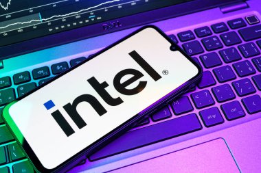 Prag, Çek Cumhuriyeti - 08 18 2025: Klavyede bir cep telefonu Intel logosunu gösterir. Intel işlemci ve bilgisayar donanımı üreten bir teknoloji şirketidir..