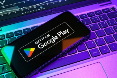 Prag, Çek Cumhuriyeti - 08 18 2025: Bir klavyede bir cep telefonu Google Play logosunu görüntüler. Google Play uygulamaları, oyunları ve dijital içeriği indirmek için bir platformdur.