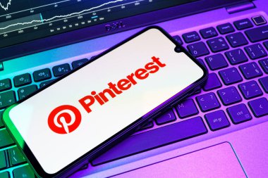 Prag, Çek Cumhuriyeti - 08 18 2025: Klavyede bir cep telefonu Pinterest logosunu gösteriyor. Pinterest fikirleri görsel olarak keşfetmek ve kaydetmek için bir platformdur..