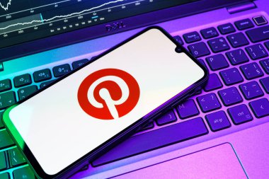 Prag, Çek Cumhuriyeti - 08 18 2025: Klavyede bir cep telefonu Pinterest logosunu gösteriyor. Pinterest fikirleri görsel olarak keşfetmek ve kaydetmek için bir platformdur..