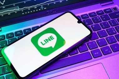 Prag, Çek Cumhuriyeti - 08 18 2025: Klavyede bir cep telefonu Hattı logosunu gösterir. Line aramalar, mesajlar ve çokluortam paylaşımı için bir mesajlaşma uygulamasıdır.