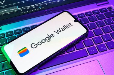 Prag, Çek Cumhuriyeti - 08 18 2025: Bir klavyede bir cep telefonu Google Cüzdan logosunu görüntüler. Google Cüzdanı dijital ödeme yöntemlerini depolamak ve kullanmak için bir platformdur.