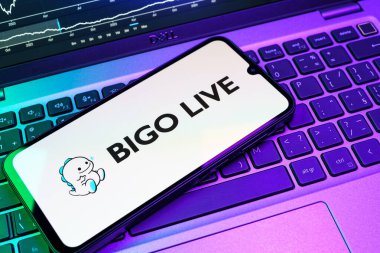Prag, Çek Cumhuriyeti - 08 18 2025: Klavyede bir cep telefonu Bigo Live logosu sergiler. Bigo Live canlı yayın ve sosyal etkileşim için bir platformdur.