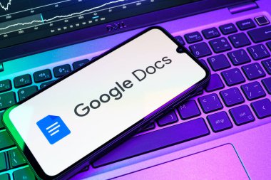 Prag, Çek Cumhuriyeti - 08 18 2025: Google Docs logosunu gösteren bir cep telefonu. Google Docs metin belgeleri oluşturmak ve düzenlemek için bir platformdur.