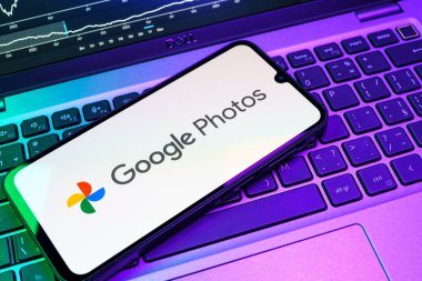 Prag, Çek Cumhuriyeti - 08 18 2025: Bir klavyede bir cep telefonu Google Photos logosunu görüntüler. Google Fotoğrafları fotoğraf ve videoları saklamak ve düzenlemek için bir platformdur.