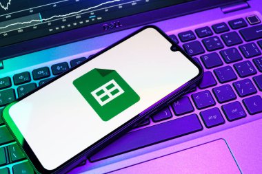 Prag, Çek Cumhuriyeti - 08 18 2025: Klavyede bir cep telefonu Google Sheets logosunu gösterir. Google Sayfalar tablo oluşturmak ve yönetmek için bir platformdur.