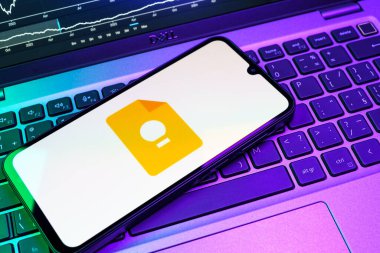 Prag, Çek Cumhuriyeti - 08 18 2025: Klavyede bir cep telefonu Google Keep logosunu gösteriyor. Google Keep notlar, listeler ve hatırlatıcılar için bir platformdur.
