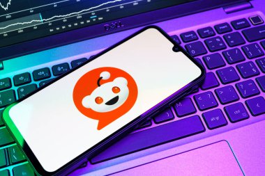 Prag, Çek Cumhuriyeti - 08 18 2025: Klavyede bir cep telefonu Reddit logosu sergiler. Reddit tartışma, haber ve toplum içeriği için bir platformdur.