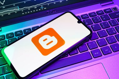 Prag, Çek Cumhuriyeti - 08 18 2025: Klavyede bir cep telefonu Blogger logosunu gösterir. Blogger blog oluşturma ve yayınlama için bir platformdur.