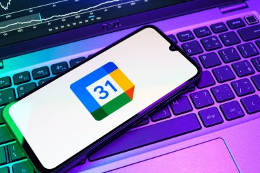 Prag, Çek Cumhuriyeti - 08 18 2025: Klavyede bir cep telefonu Google Takvim logosunu görüntüler. Google Takvimi olayları zamanlamak ve yönetmek için bir platformdur.