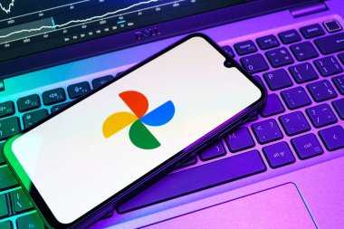 Prag, Çek Cumhuriyeti - 08 18 2025: Bir klavyede bir cep telefonu Google Photos logosunu görüntüler. Google Fotoğrafları fotoğraf ve videoları saklamak ve düzenlemek için bir platformdur.