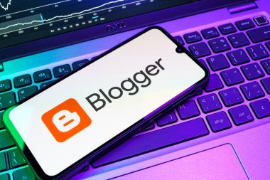 Prag, Çek Cumhuriyeti - 08 18 2025: Klavyede bir cep telefonu Blogger logosunu gösterir. Blogger blog oluşturma ve yayınlama için bir platformdur.