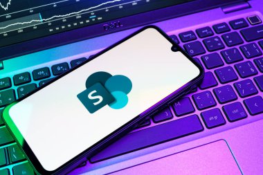 Prag, Çek Cumhuriyeti - 08 18 2025: Klavyede bir cep telefonu Microsoft Sharepoint logosunu gösteriyor. Microsoft Sharepoint işbirliği ve belge yönetimi için bir platformdur.
