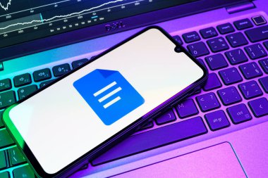 Prag, Çek Cumhuriyeti - 08 18 2025: Google Docs logosunu gösteren bir cep telefonu. Google Docs metin belgeleri oluşturmak ve düzenlemek için bir platformdur.