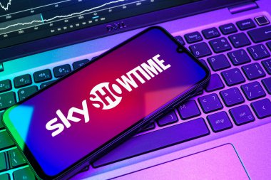 Prag, Çek Cumhuriyeti - 08 18 2025: Klavyede bir cep telefonu SkyShowtime logosu sergiler. SkyShowtime, sinema ve televizyon dizileri için bir yayın platformudur..