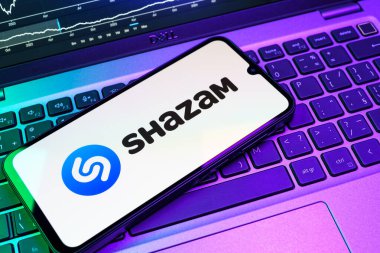 Prag, Çek Cumhuriyeti - 08 18 2025: Klavyede bir cep telefonu Shazam logosu sergiler. Shazam şarkıları ve müzik parçalarını tanımlamak için bir uygulamadır.