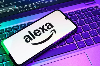 Prag, Çek Cumhuriyeti - 08 18 2025: Klavyede Alexa logosu bulunan bir cep telefonu. Alexa akıllı aygıtlar ve servisler için ses asistanıdır.