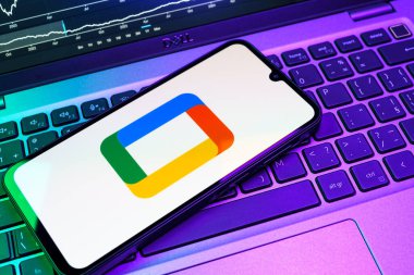 Prag, Çek Cumhuriyeti - 08 18 2025: Bir klavyede bir cep telefonu Google TV logosu görüntüler. Google TV film, program ve uygulamalar için bir platformdur..