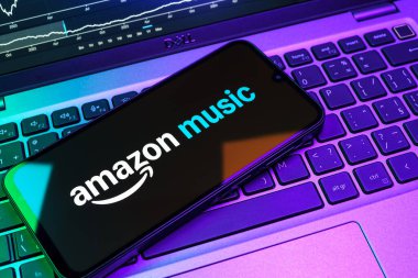 Prag, Çek Cumhuriyeti - 08 18 2025: Klavyede bir cep telefonu Amazon Müzik logosu sergiler. Amazon Müzik müzik müzik için bir platformdur..