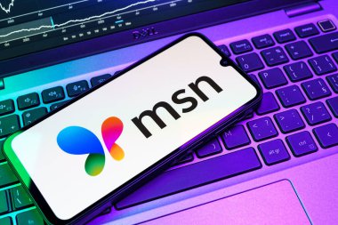 Prag, Çek Cumhuriyeti - 08 18 2025: Klavyede bir cep telefonu MSN logosu sergiler. MSN haber, e-posta ve çevrimiçi hizmetler için bir platformdur.