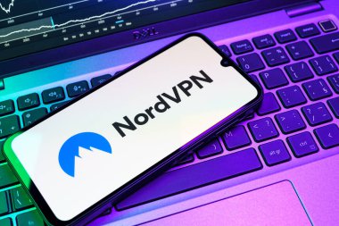 Prag, Çek Cumhuriyeti - 08 18 2025: Klavyede bir cep telefonu NordVPN logosu sergiler. NordVPN güvenli ve özel internet taraması için bir platformdur.