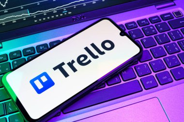 Prag, Çek Cumhuriyeti - 08 18 2025: Klavyede bir cep telefonu Trello logosu sergiler. Trello, tahta ve görevleri kullanarak proje yönetimi için bir platformdur.