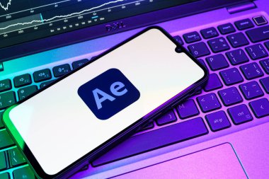 Prag, Çek Cumhuriyeti - 08 18 2025: Bir klavye üzerindeki cep telefonu Efekt Sonrası logosunu gösteriyor. After Effects hareket grafikleri ve görsel efektler için bir yazılımdır..