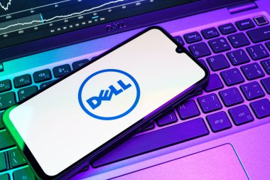 Prag, Çek Cumhuriyeti - 08 18 2025: Klavyede bir cep telefonu Dell logosunu gösteriyor. Dell bilgisayar ve bilişim çözümleri üreten bir teknoloji şirketidir..