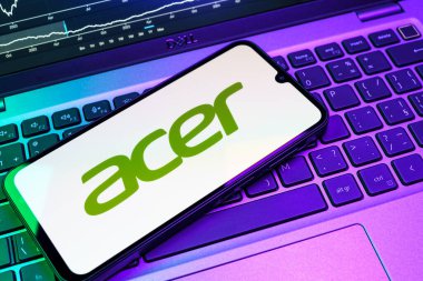 Prag, Çek Cumhuriyeti - 08 18 2025: Klavyede bir cep telefonu Acer logosunu gösterir. Acer bilgisayar ve elektronik üreten bir teknoloji şirketidir..
