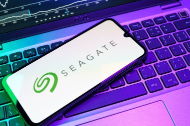 Prag, Çek Cumhuriyeti - 08 18 2025: Klavyede bir cep telefonu Seagate logosunu gösteriyor. Seagate sabit disk ve depolama çözümleri üreten bir şirkettir..