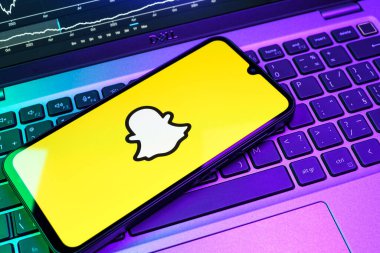 Prag, Çek Cumhuriyeti - 08 18 2025: Klavyede bir cep telefonu Snapchat logosu sergiler. Snapchat fotoğraf, video ve geçici mesajlar göndermek için bir uygulamadır.