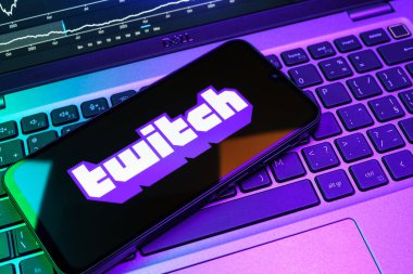 Prag, Çek Cumhuriyeti - 08 18 2025: Klavyede bir cep telefonu Twitch logosunu gösterir. Twitch canlı yayın oyunları ve içeriği için bir platformdur.