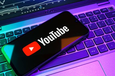 Prag, Çek Cumhuriyeti - 08 18 2025: Klavyede bir cep telefonu Youtube logosu sergiler. Youtube dünya çapında videoları izlemek ve paylaşmak için bir platform.