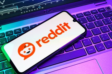 Prag, Çek Cumhuriyeti - 08 18 2025: Klavyede bir cep telefonu Reddit logosu sergiler. Reddit tartışma, haber ve toplum içeriği için bir platformdur.