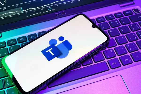 Prag, Çek Cumhuriyeti - 08 18 2025: Klavyede bir cep telefonu takım logosunu görüntüler. Takımlar takım işbirliği, toplantılar ve iletişim için bir platformdur..