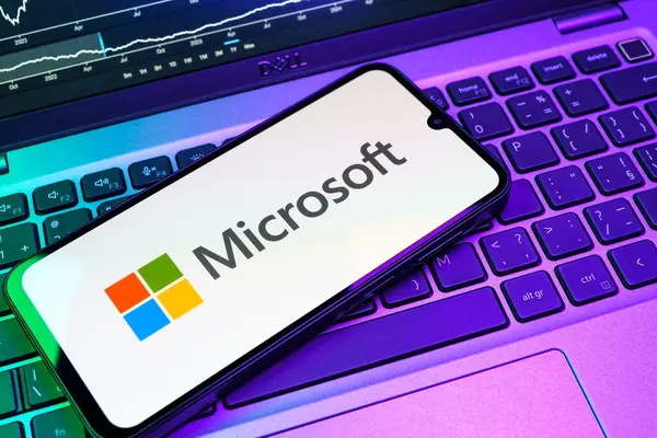 Prag, Çek Cumhuriyeti - 08 18 2025: Klavyede bir cep telefonu Microsoft logosu sergiler. Microsoft yazılım, donanım ve hizmet sunan bir teknoloji şirketidir..