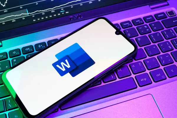 Prag, Çek Cumhuriyeti - 08 18 2025: Klavyede bir cep telefonu Word logosu sergiler. Word belge yaratmak ve düzenlemek için bir yazılımdır..