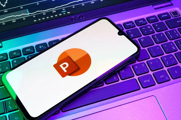 Prag, Çek Cumhuriyeti - 08 18 2025: Klavyede bir cep telefonu Powerpoint logosu sergiler. Powerpoint sunumlar ve slayt gösterileri oluşturmak için bir yazılımdır..