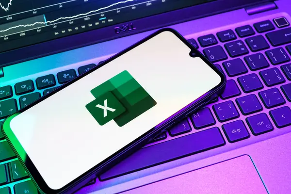 Prag, Çek Cumhuriyeti - 08 18 2025: Klavyede bir cep telefonu Excel logosu sergiler. Excel, tablo, veri analizi ve hesaplamalar için bir yazılımdır..