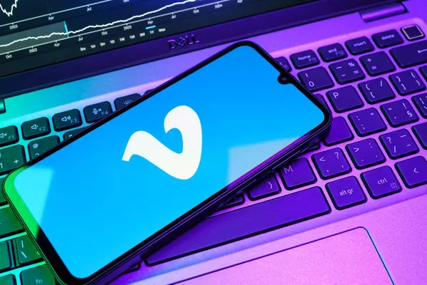 Prag, Çek Cumhuriyeti - 08 18 2025: Klavyede bir cep telefonu Vimeo logosu sergiler. Vimeo, yüksek kaliteli video sunucu ve paylaşımı için bir platformdur.