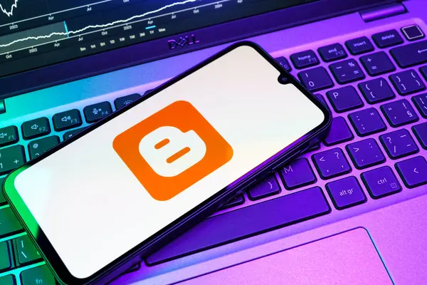 Prag, Çek Cumhuriyeti - 08 18 2025: Klavyede bir cep telefonu Blogger logosunu gösterir. Blogger blog oluşturma ve yayınlama için bir platformdur.