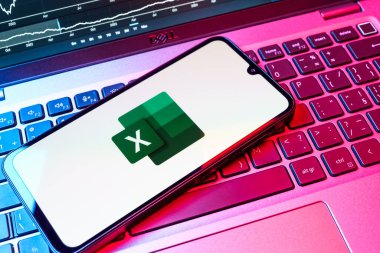 Prag, Çek Cumhuriyeti - 08 18 2025: Klavyede bir cep telefonu Excel logosu sergiler. Excel, tablo, veri analizi ve hesaplamalar için bir yazılımdır..