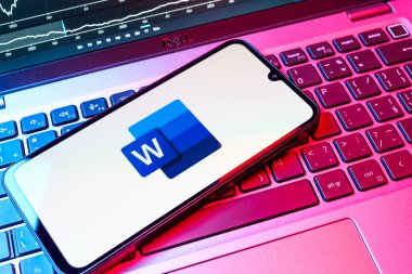 Prag, Çek Cumhuriyeti - 08 18 2025: Klavyede bir cep telefonu Word logosu sergiler. Word belge yaratmak ve düzenlemek için bir yazılımdır..