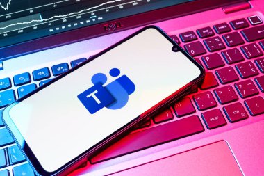 Prag, Çek Cumhuriyeti - 08 18 2025: Klavyede bir cep telefonu takım logosunu görüntüler. Takımlar takım işbirliği, toplantılar ve iletişim için bir platformdur..