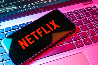 Prag, Çek Cumhuriyeti - 08 18 2025: Klavyede bir cep telefonu Netflix logosunu gösterir. Netflix sinema ve televizyon programları için bir yayın platformudur..