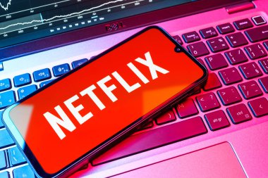 Prag, Çek Cumhuriyeti - 08 18 2025: Klavyede bir cep telefonu Netflix logosunu gösterir. Netflix sinema ve televizyon programları için bir yayın platformudur..