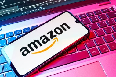 Prag, Çek Cumhuriyeti - 08 18 2025: Klavyede bir cep telefonu Amazon logosu sergiler. Amazon, alışveriş ürünleri ve hizmetleri için çevrimiçi bir platformdur..